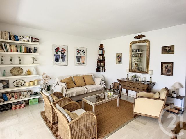 Afficher la photo en grand Appartement F3 à vendre - 3 pièces - 71.69 m2 - LE CANNET - 06 - PROVENCE-ALPES-COTE-D-AZUR - Century 21 Mistral L'Agence