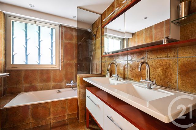 Afficher la photo en grand Appartement F4 à vendre - 4 pièces - 110.0 m2 - LE CANNET - 06 - PROVENCE-ALPES-COTE-D-AZUR - Century 21 Mistral L'Agence