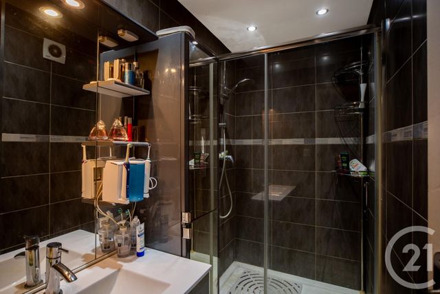 Afficher la photo en grand Appartement F3 à vendre - 3 pièces - 58.0 m2 - LE CANNET - 06 - PROVENCE-ALPES-COTE-D-AZUR - Century 21 Mistral L'Agence